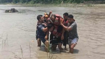चितवनमा नारायणीले बगाएको पुरुषको जीवितै उद्दार