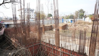 अनियमितताले उठ्न नसकेको महानगरको भवन