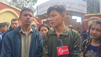 आयुक्त र प्रमुख आयुक्तको राजीनामा माग्दै अख्तियार पुगे जेनजी प्रतिनिधि