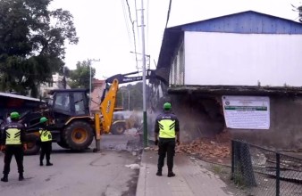 न्हुः पोखरीमा बनेको अनाधिकृत संरचनामा महानगरको डोजर