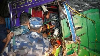 दुर्घटना भएको ट्रकमा अड्किएका घाइते चालकको ३ घण्टापछि उद्धार