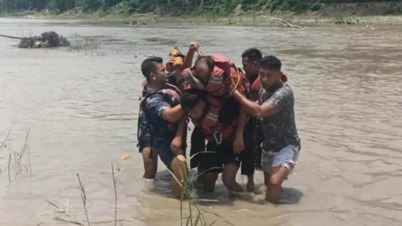 चितवनमा नारायणीले बगाएको पुरुषको जीवितै उद्दार