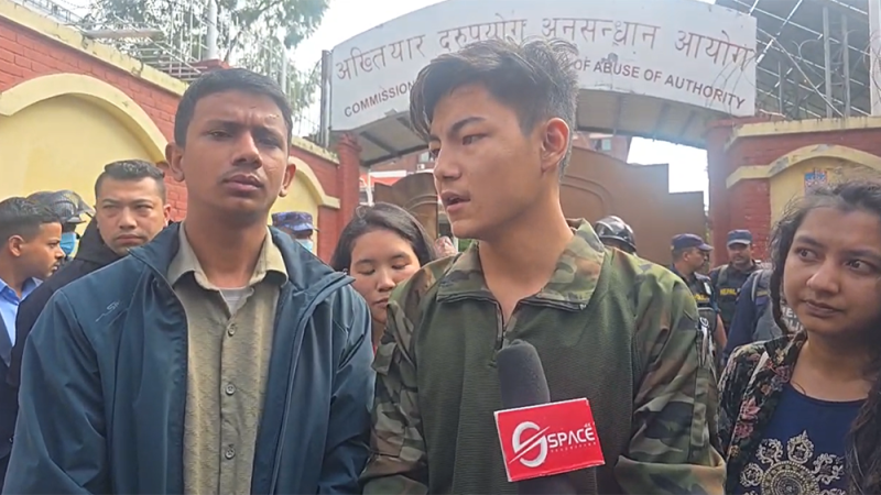 आयुक्त र प्रमुख आयुक्तको राजीनामा माग्दै अख्तियार पुगे जेनजी प्रतिनिधि