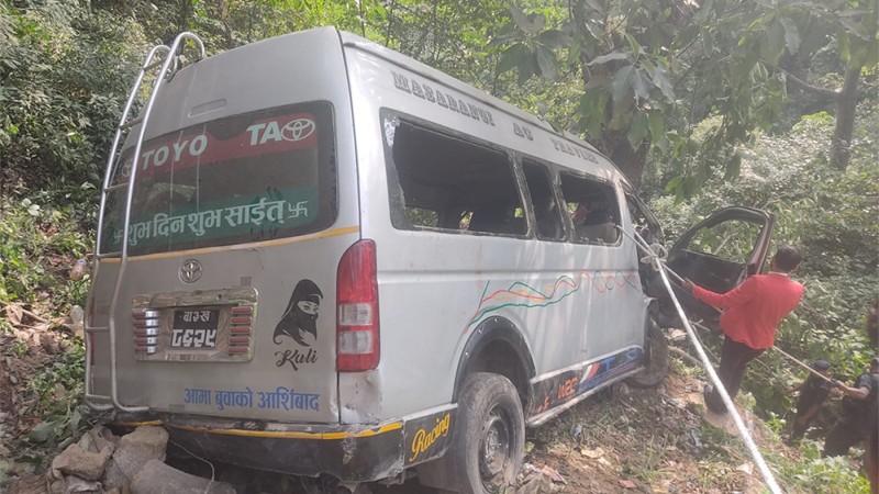 नागढुंगा ओरालोमा माइक्रोबस दुर्घटना, २० जना घाइते