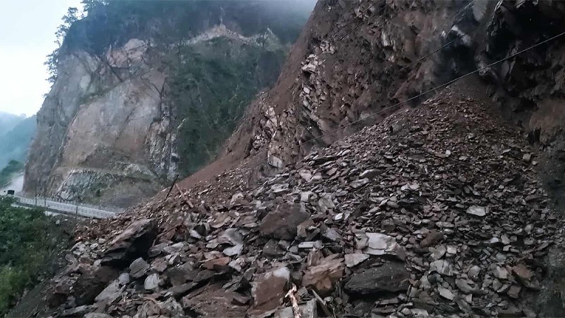 तुइनखोलामा फेरि भयानक पहिरो, मुग्लिन नारायणगढ सडक अनिश्चित