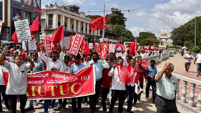 श्रम कानुनको विरोध गर्दै मजदुर संगठनले गरे भारत बन्द