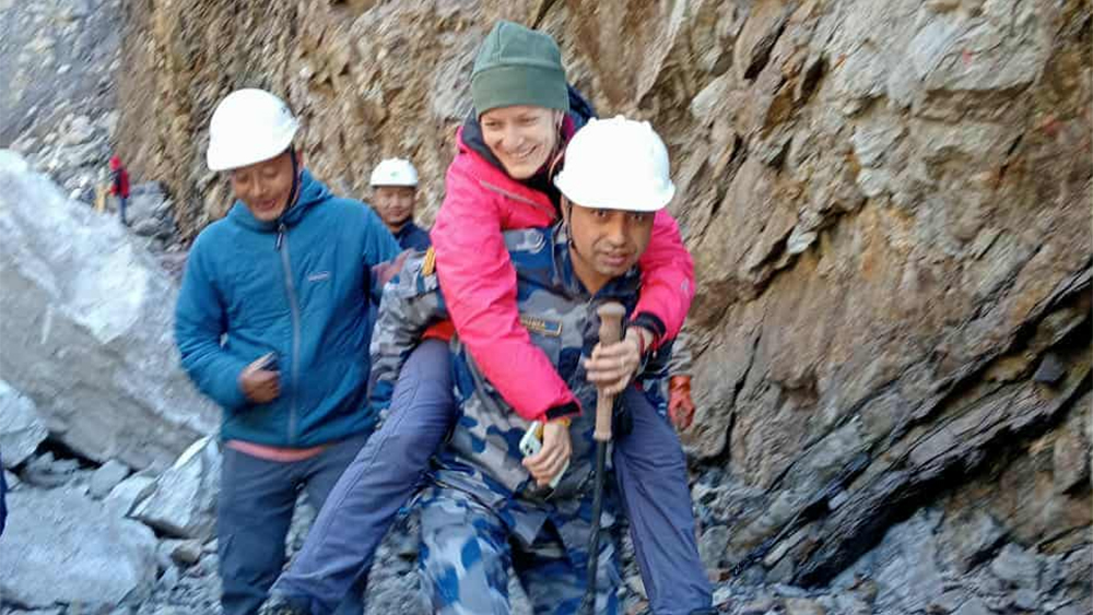 दोलखामा पहिरोका कारण फसेका ४ पर्यटकको उद्धार