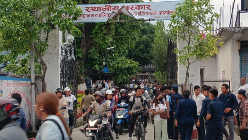 धरानमा मेयर र उपमेयरबीच भनाभन, समर्थकबीच झडप