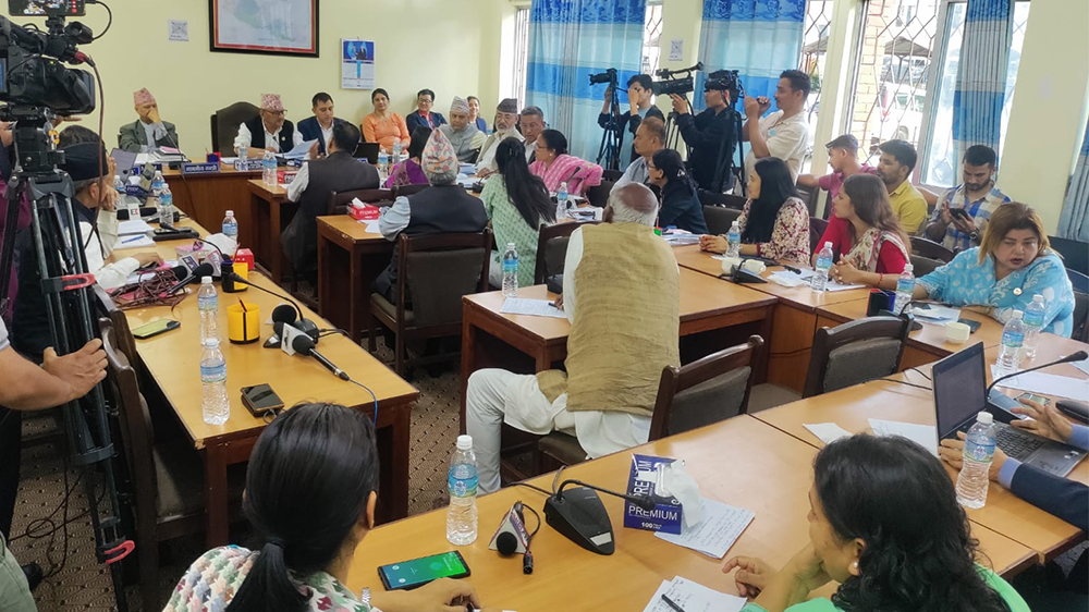 कक्षा १ भन्दा अगाडि २ वर्ष भन्दा पढाउन नपाइने