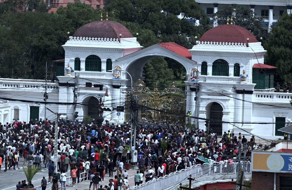 सिंहदरबार छिरे प्रदर्शनकारी