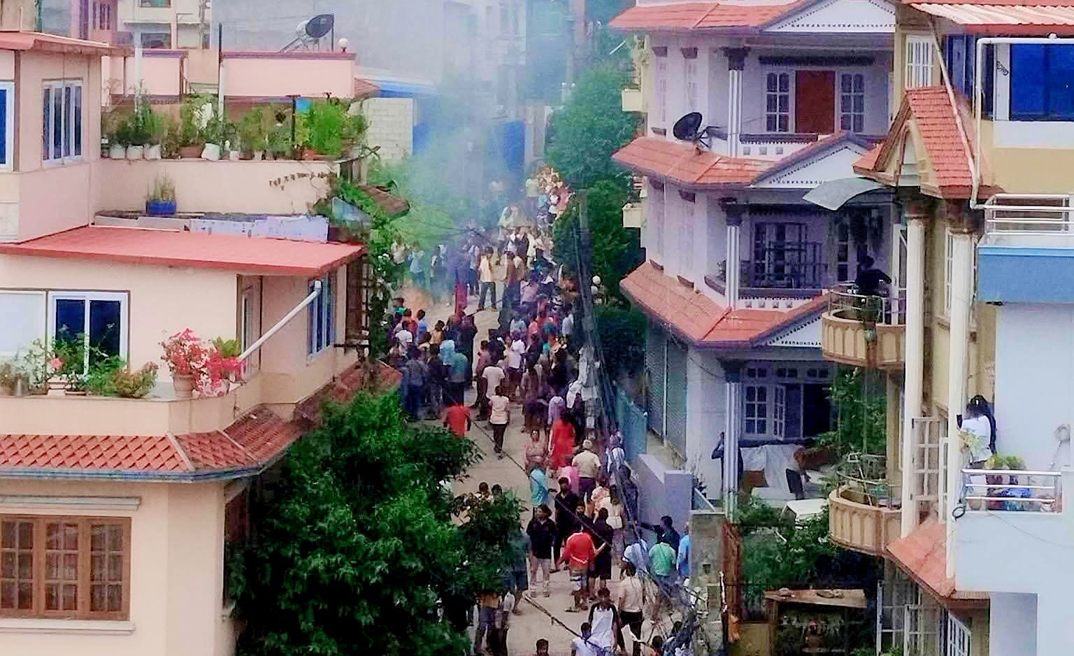 रमेश लेखकको घरमा पुगे जेन-जी,  सामान निकालेर जलाए